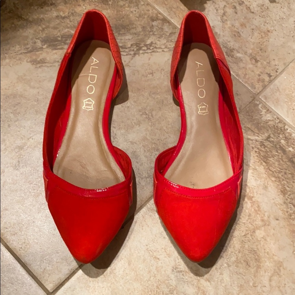 Point Toe Red Aldo Flats w. Snake Accent Size 6/7